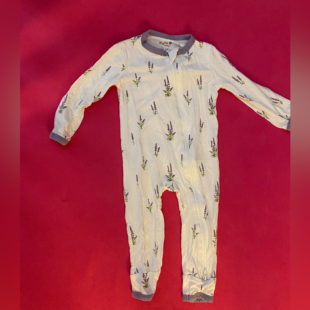 Kyte Baby Zippered Romper Pajamas in Lavender 6-12 months